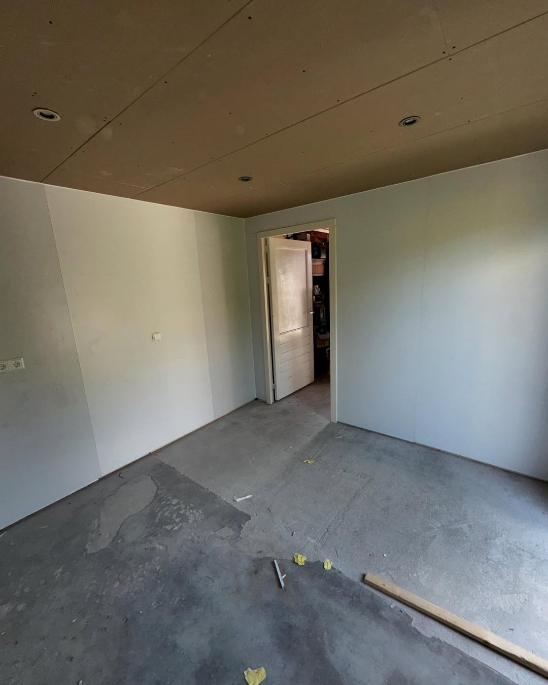 Afgewerkt interieur aanbouw met deur