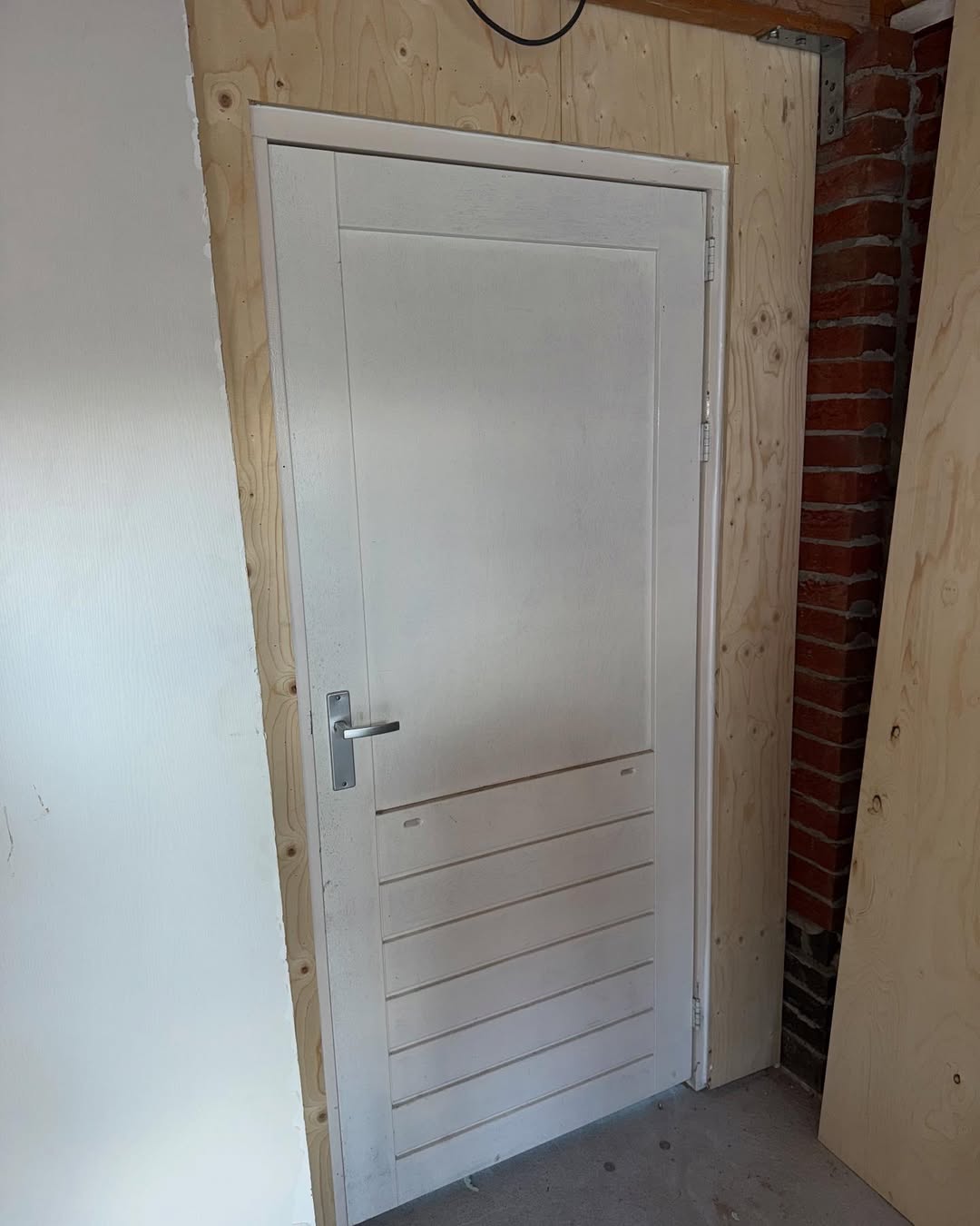 Nieuwe deur geplaatst in aanbouw