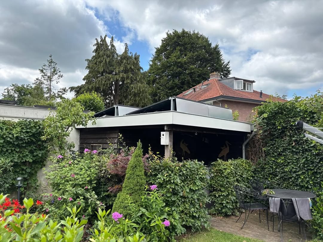 Tuinhuis voor renovatie aanzicht tuin